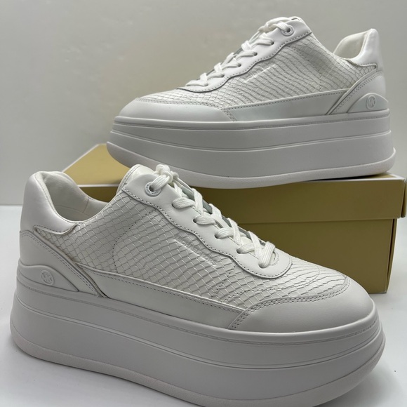 MICHAEL Kors All-White Platform Sneakers HAYES LACE UP
EMBOSSED PRINTED LEATHER - Picture 13 of 16